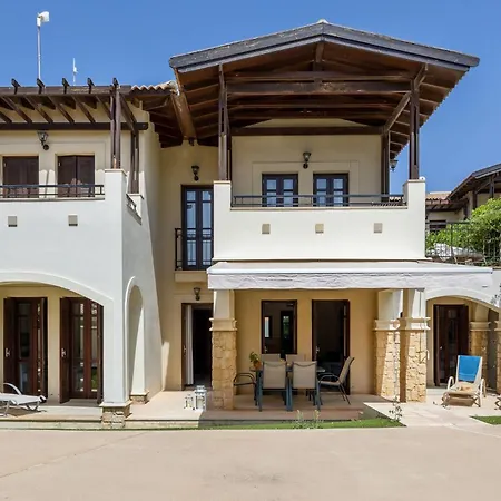 Da02, Two Bedroom Next To Large Shared Pool Apartment