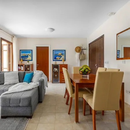 Da02, Two Bedroom Next To Large Shared Pool Apartment