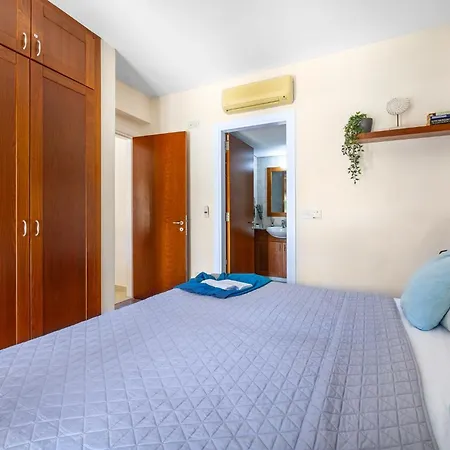 Da02, Two Bedroom Next To Large Shared Pool Apartment *