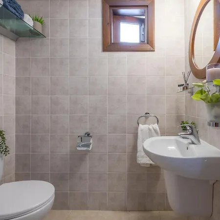 Da02, Two Bedroom Next To Large Shared Pool Apartment *