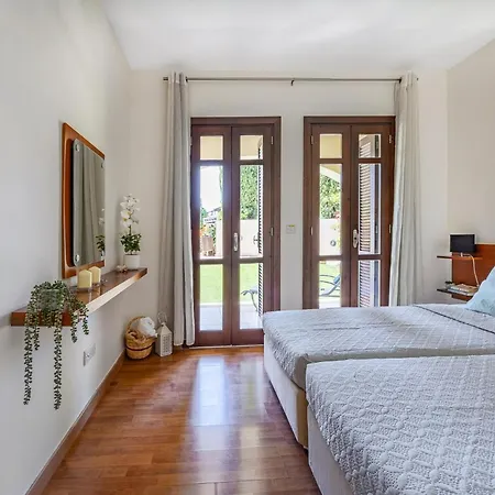 Da02, Two Bedroom Next To Large Shared Pool * Kouklia