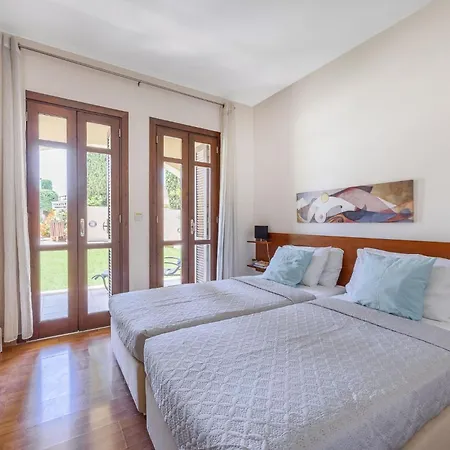 Da02, Two Bedroom Next To Large Shared Pool Apartment